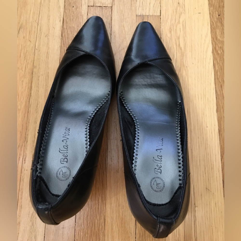 Black pumps